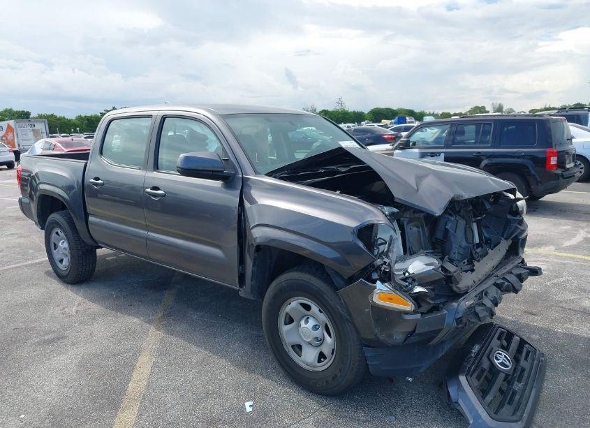 2017 Toyota Tacoma SR (VIN 5TFAX5GN2HX090947) main photo