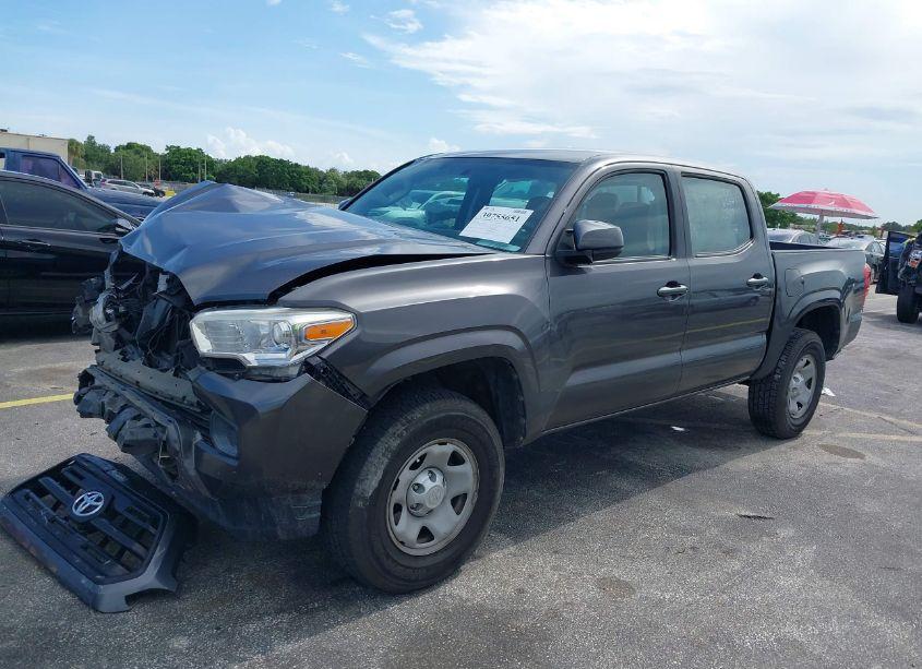 Photo 2 of 2017 Toyota Tacoma SR (VIN 5TFAX5GN2HX090947)