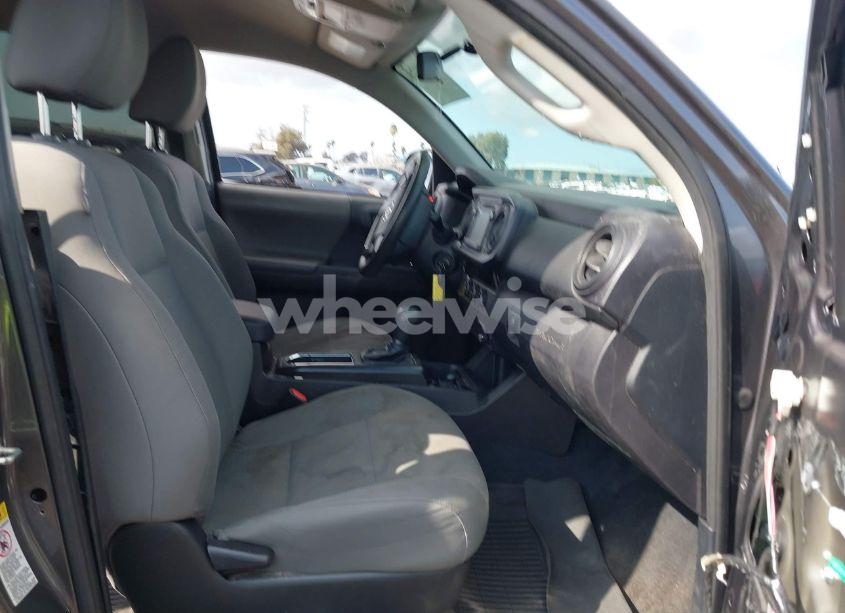 Photo 5 of 2016 Toyota Tacoma DOUBLE CAB/SR/SR5 (VIN 5TFAX5GN4GX070617)