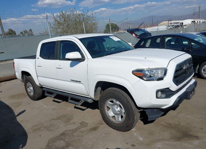 2018 Toyota Tacoma SR5 (VIN 5TFAX5GN4JX130404) main photo
