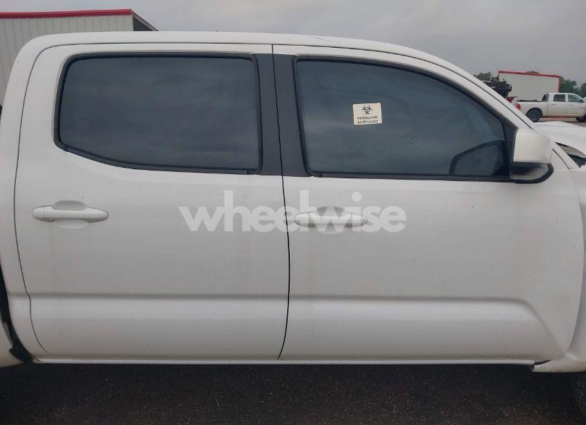 Photo 13 of 2016 Toyota Tacoma SR (VIN 5TFAX5GN5GX063837)