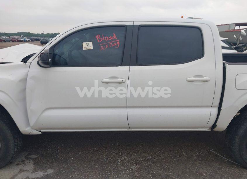 Photo 14 of 2016 Toyota Tacoma SR (VIN 5TFAX5GN5GX063837)
