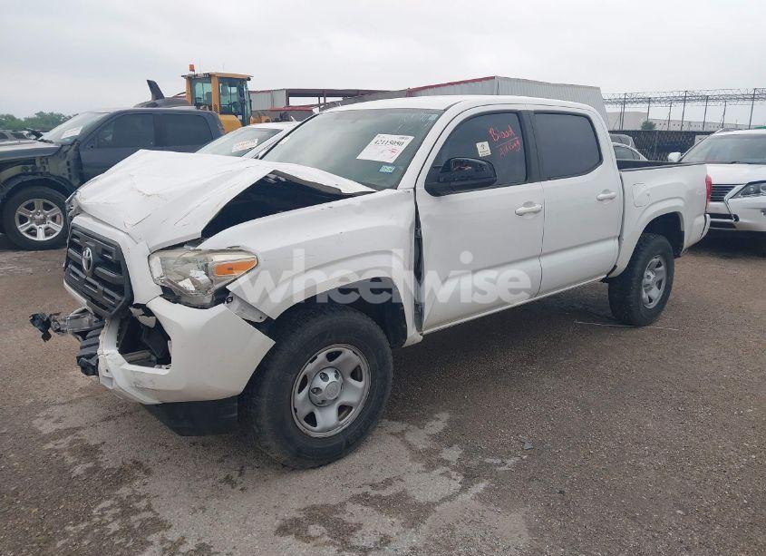 Photo 2 of 2016 Toyota Tacoma SR (VIN 5TFAX5GN5GX063837)