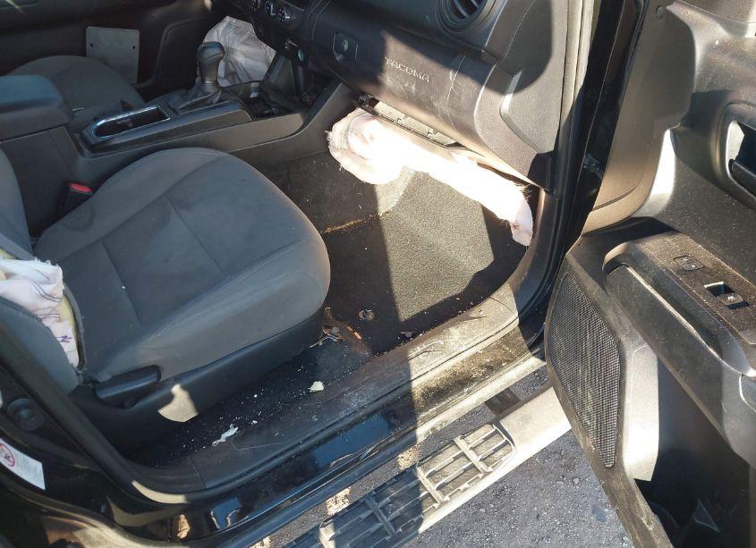 Photo 5 of 2018 Toyota Tacoma SR (VIN 5TFAX5GN5JX108279)