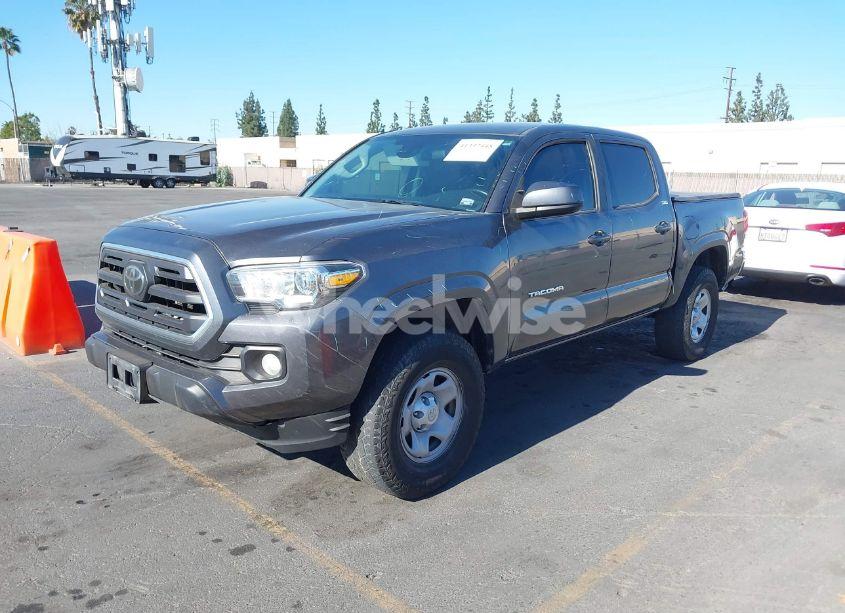 Photo 2 of 2018 Toyota Tacoma SR5 (VIN 5TFAX5GN5JX121405)