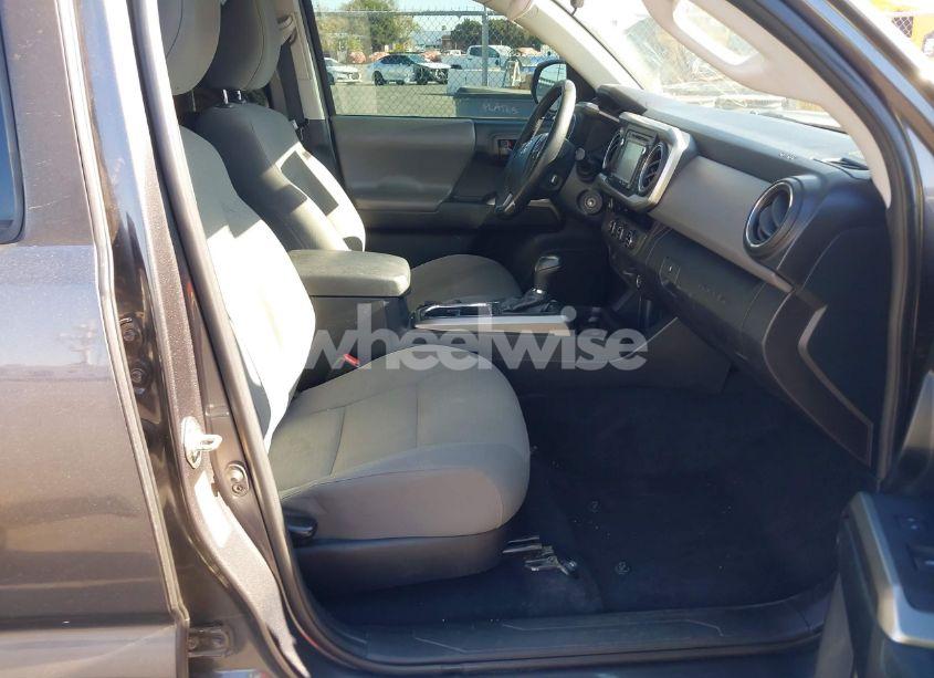 Photo 5 of 2018 Toyota Tacoma SR5 (VIN 5TFAX5GN5JX121405)