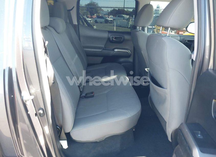 Photo 8 of 2018 Toyota Tacoma SR5 (VIN 5TFAX5GN5JX121405)