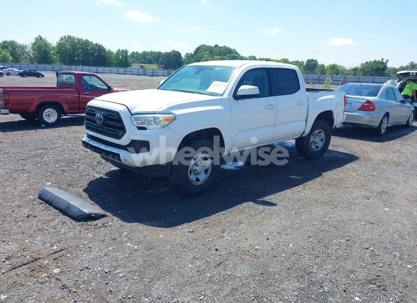 Photo 2 of 2019 Toyota Tacoma SR (VIN 5TFAX5GN5KX156933)