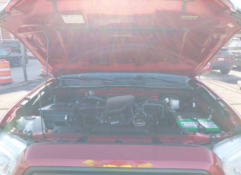 Photo 10 of 2018 Toyota Tacoma SR (VIN 5TFAX5GN6JX128962)