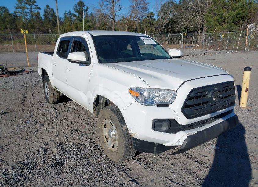 2018 Toyota Tacoma SR (VIN 5TFAX5GN8JX104484) main photo