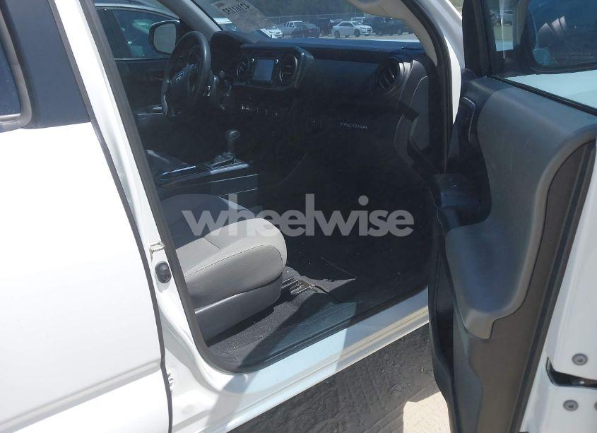 Photo 5 of 2018 Toyota Tacoma SR (VIN 5TFAX5GN8JX124041)