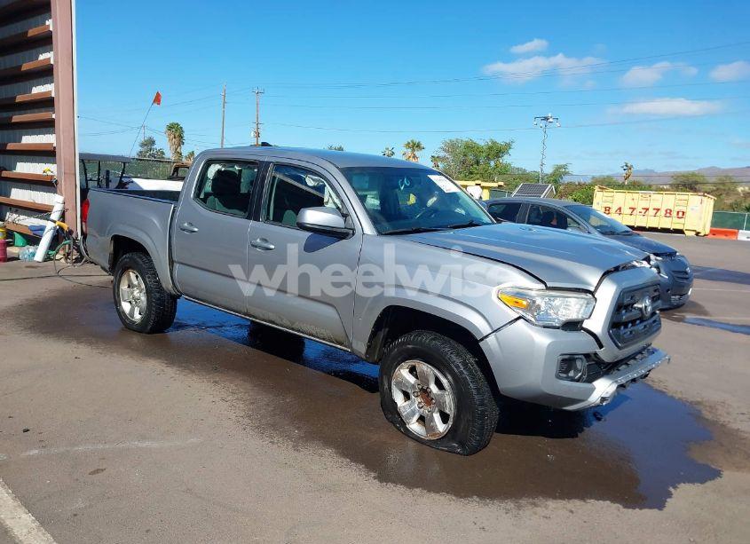 2017 Toyota Tacoma SR5 (VIN 5TFAX5GNXHX098715) main photo