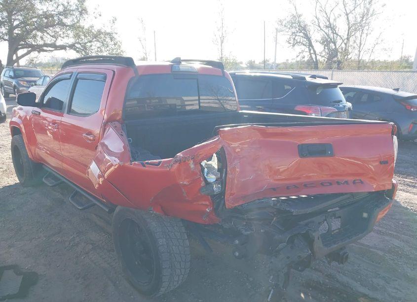 Photo 3 of 2017 Toyota Tacoma TRD SPORT (VIN 5TFAZ5CN0HX029869)