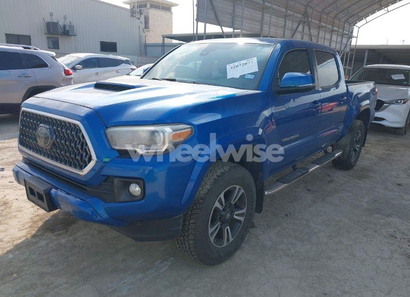Photo 2 of 2018 Toyota Tacoma (VIN 5TFAZ5CN0JX065261)