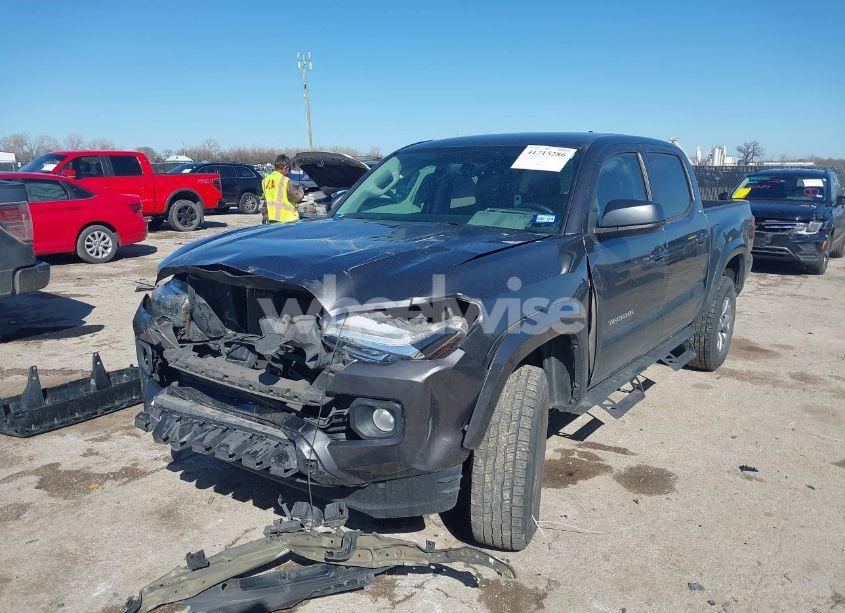 Photo 2 of 2017 Toyota Tacoma SR5 V6 (VIN 5TFAZ5CN2HX045524)