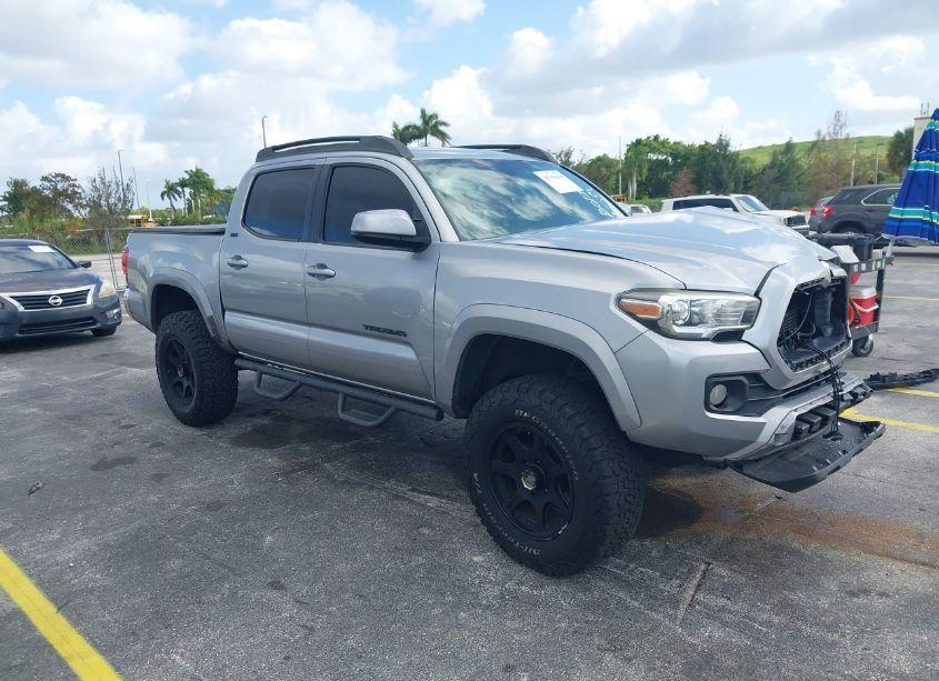 2018 Toyota Tacoma SR5 V6 (VIN 5TFAZ5CN4JX054909) main photo