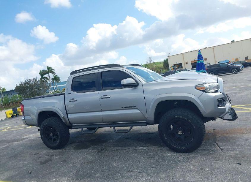 Photo 13 of 2018 Toyota Tacoma SR5 V6 (VIN 5TFAZ5CN4JX054909)