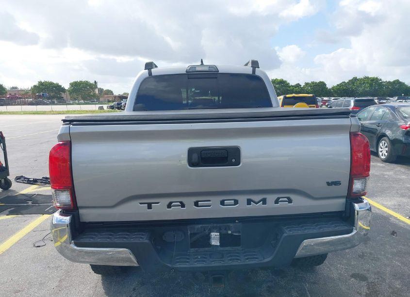Photo 16 of 2018 Toyota Tacoma SR5 V6 (VIN 5TFAZ5CN4JX054909)
