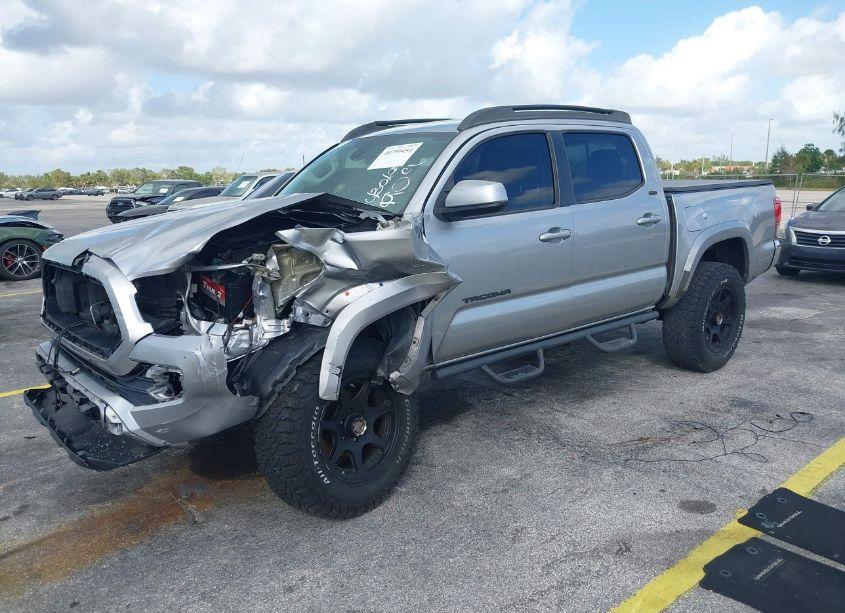 Photo 2 of 2018 Toyota Tacoma SR5 V6 (VIN 5TFAZ5CN4JX054909)