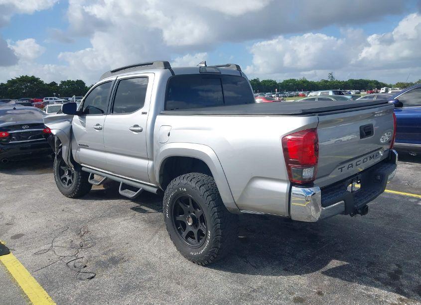 Photo 3 of 2018 Toyota Tacoma SR5 V6 (VIN 5TFAZ5CN4JX054909)