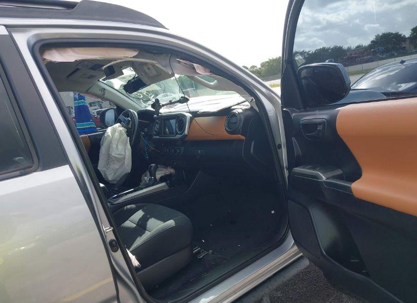 Photo 5 of 2018 Toyota Tacoma SR5 V6 (VIN 5TFAZ5CN4JX054909)