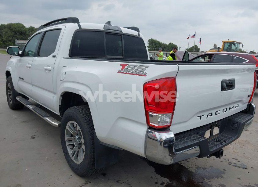 Photo 3 of 2016 Toyota Tacoma SR5 V6 (VIN 5TFAZ5CN5GX018977)