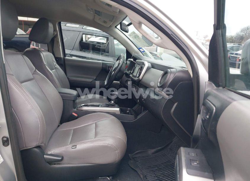 Photo 5 of 2016 Toyota Tacoma SR5 V6 (VIN 5TFAZ5CN7GX014011)