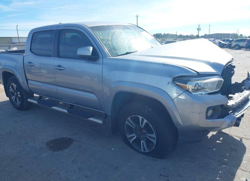2017 Toyota Tacoma SR5 V6 (VIN 5TFAZ5CN8HX048900) main photo