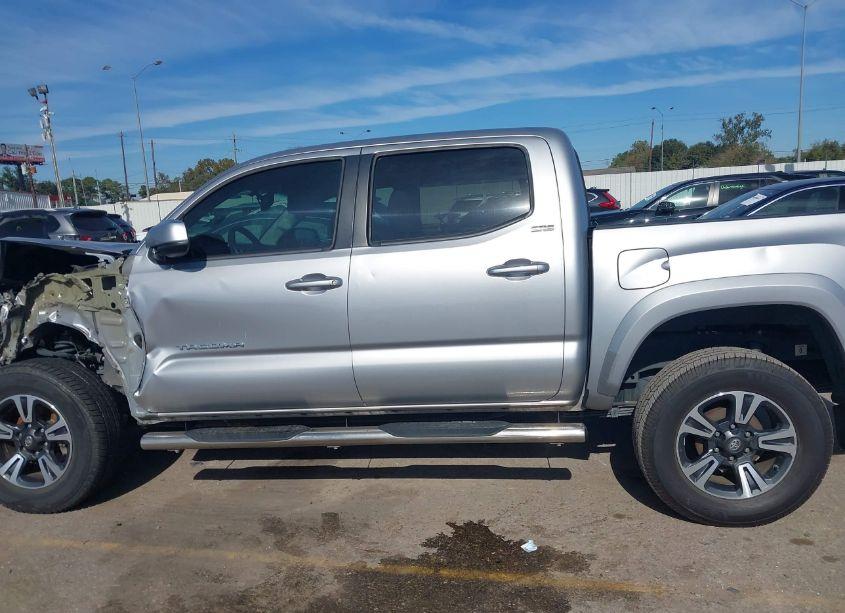 Photo 14 of 2017 Toyota Tacoma SR5 V6 (VIN 5TFAZ5CN8HX048900)