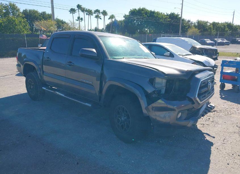 2017 Toyota Tacoma SR5 V6 (VIN 5TFAZ5CN8HX050064) main photo