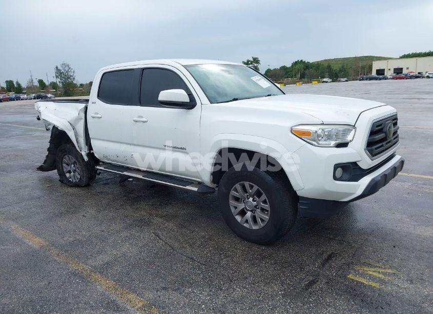 2018 Toyota Tacoma SR5 V6 (VIN 5TFAZ5CN8JX068103) main photo
