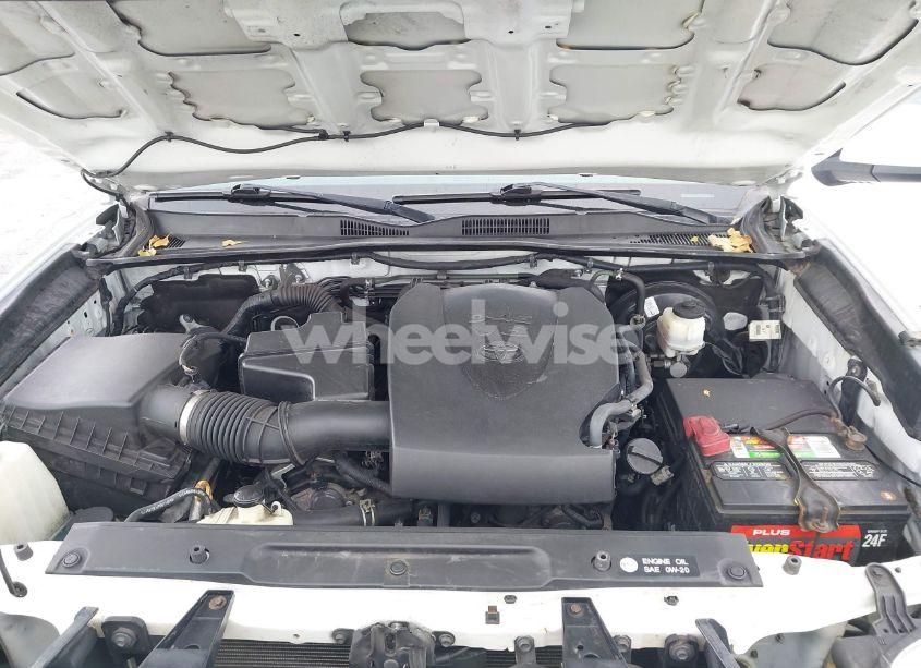 Photo 10 of 2018 Toyota Tacoma SR5 V6 (VIN 5TFAZ5CN8JX068103)