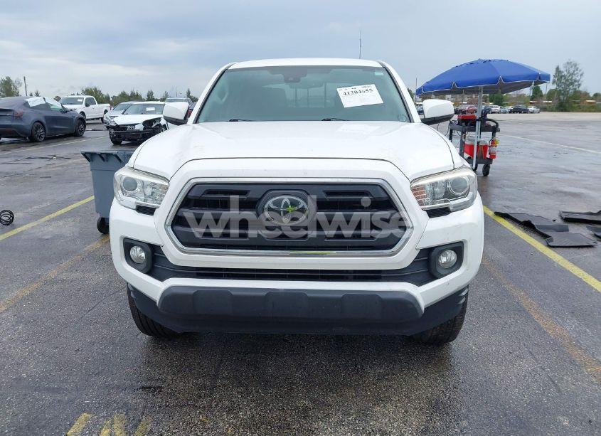 Photo 13 of 2018 Toyota Tacoma SR5 V6 (VIN 5TFAZ5CN8JX068103)