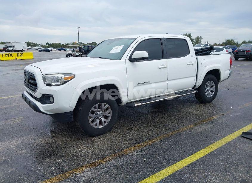 Photo 2 of 2018 Toyota Tacoma SR5 V6 (VIN 5TFAZ5CN8JX068103)