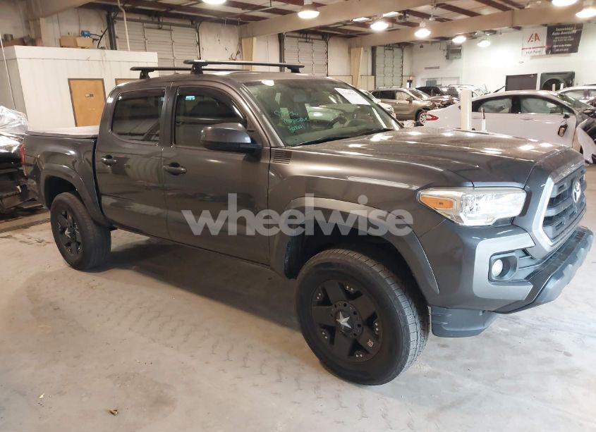 2017 Toyota Tacoma SR5 V6 (VIN 5TFAZ5CNXHX038370) main photo