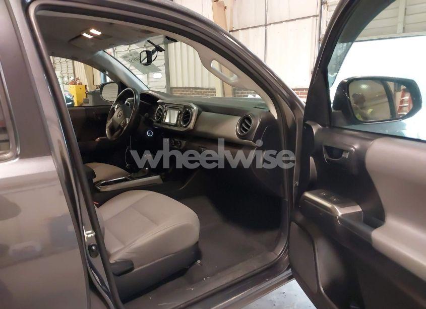 Photo 5 of 2017 Toyota Tacoma SR5 V6 (VIN 5TFAZ5CNXHX038370)