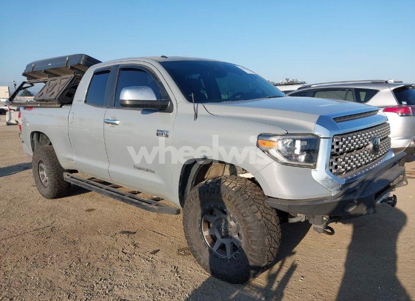 2018 Toyota Tundra LIMITED 5.7L V8 (VIN 5TFBY5F12JX722822) main photo