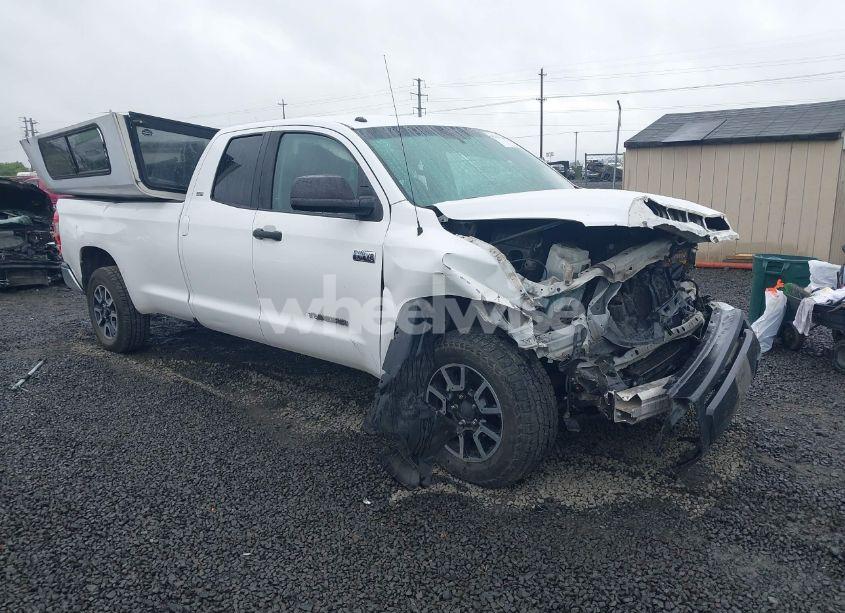 2017 Toyota Tundra SR5 5.7L V8 (VIN 5TFCY5F10HX021002) main photo