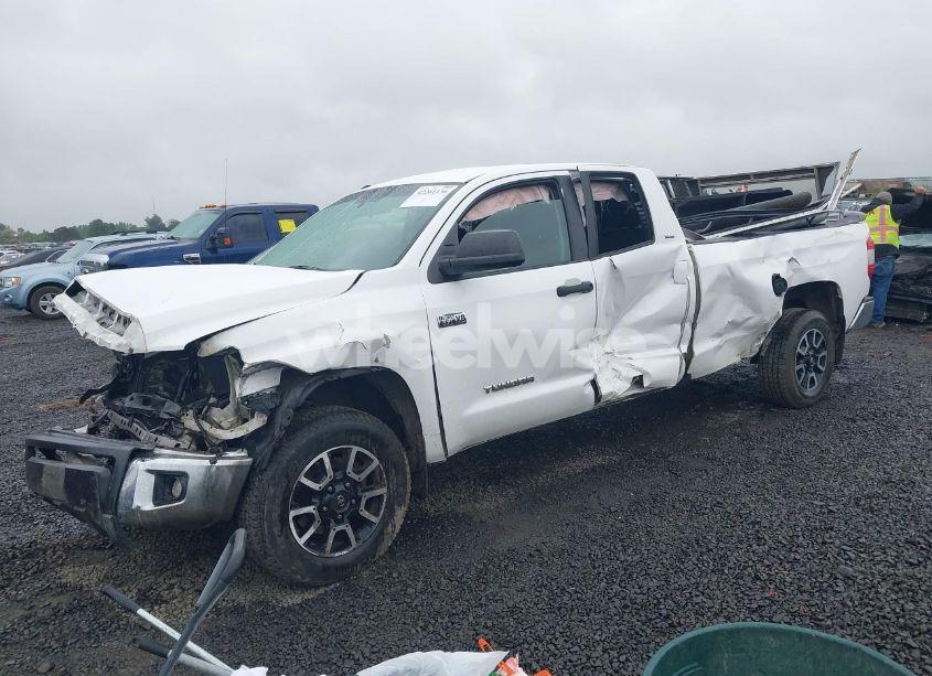 Photo 2 of 2017 Toyota Tundra SR5 5.7L V8 (VIN 5TFCY5F10HX021002)