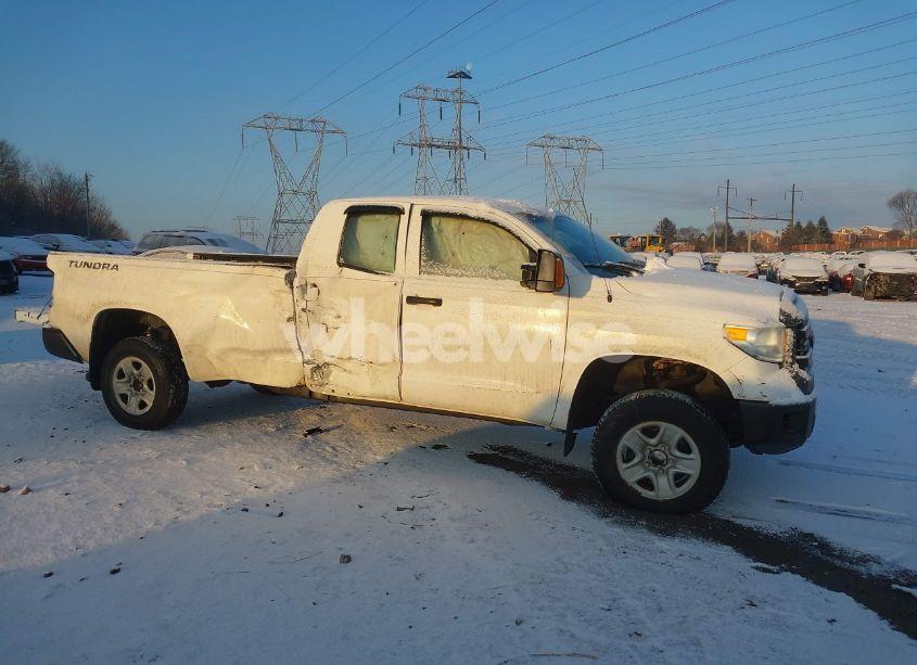 2014 Toyota Tundra SR 5.7L V8 (VIN 5TFCY5F15EX017121) main photo
