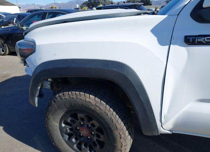 Photo 22 of 2018 Toyota Tacoma TRD PRO (VIN 5TFCZ5AN0JX129598)