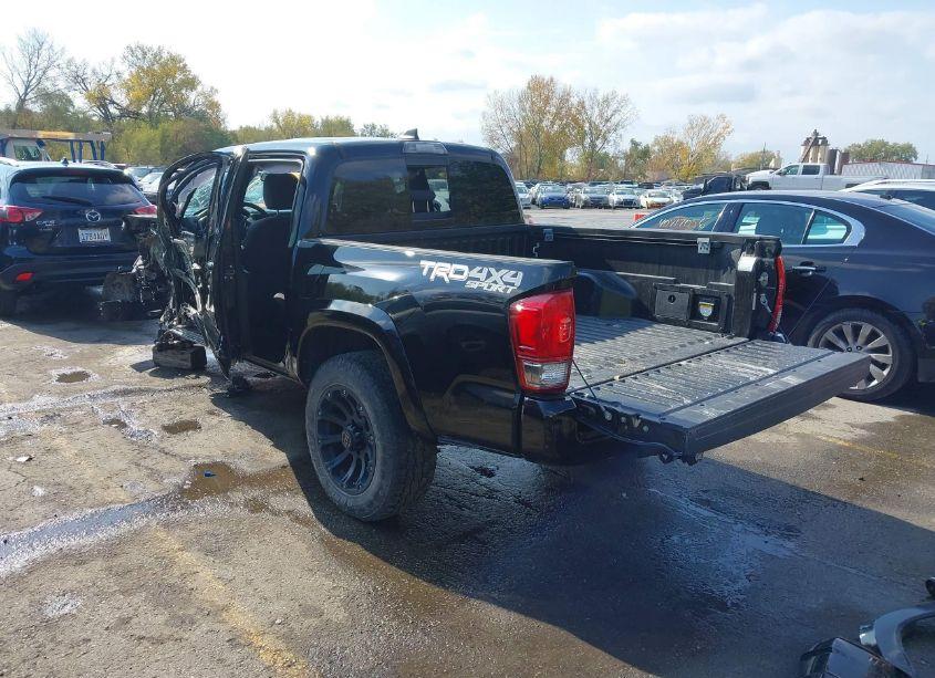 Photo 3 of 2017 Toyota Tacoma TRD SPORT (VIN 5TFCZ5AN1HX095066)