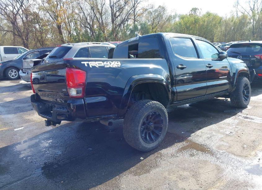 Photo 4 of 2017 Toyota Tacoma TRD SPORT (VIN 5TFCZ5AN1HX095066)