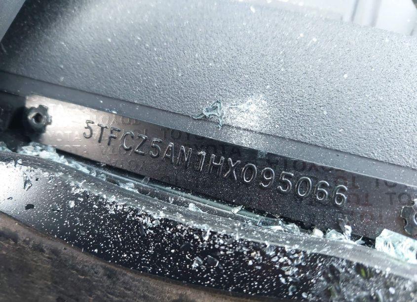 Photo 9 of 2017 Toyota Tacoma TRD SPORT (VIN 5TFCZ5AN1HX095066)