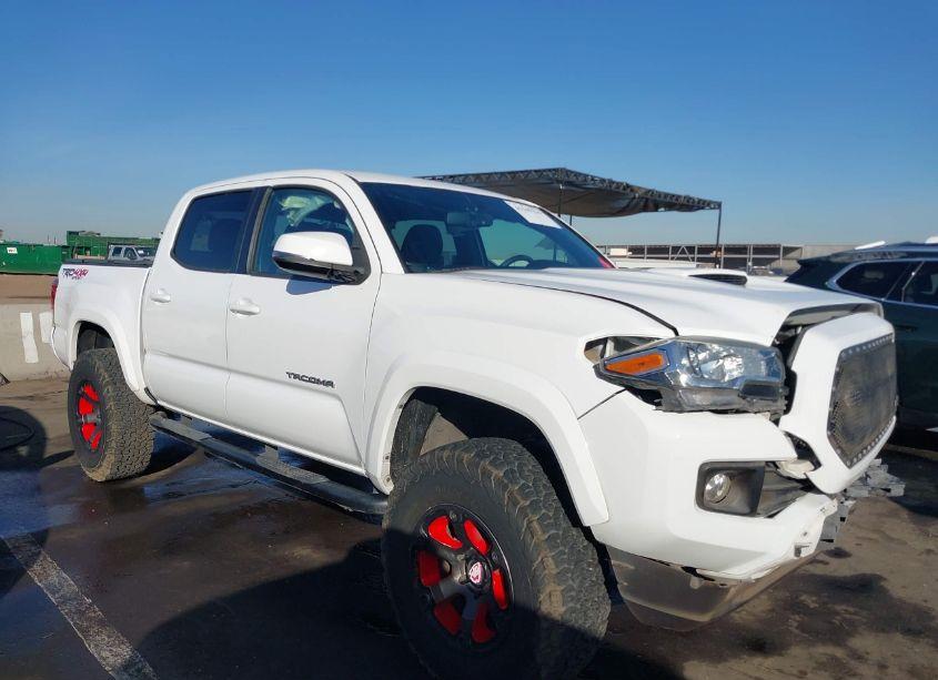 2017 Toyota Tacoma TRD SPORT (VIN 5TFCZ5AN1HX099327) main photo