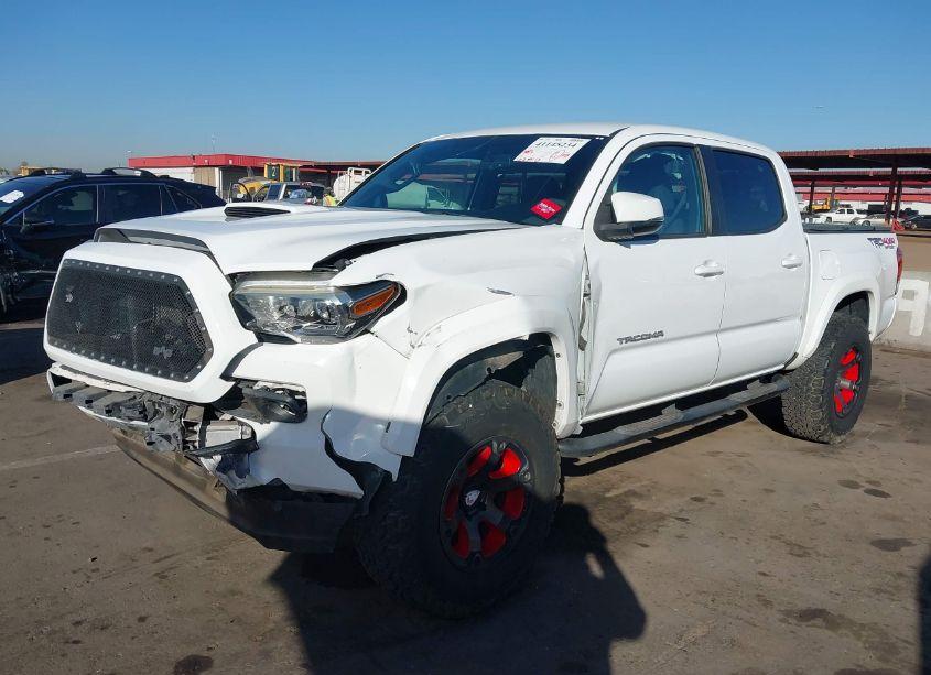 Photo 2 of 2017 Toyota Tacoma TRD SPORT (VIN 5TFCZ5AN1HX099327)