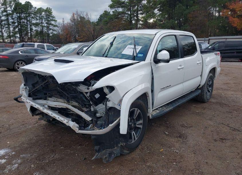 Photo 2 of 2017 Toyota Tacoma TRD SPORT (VIN 5TFCZ5AN1HX104414)