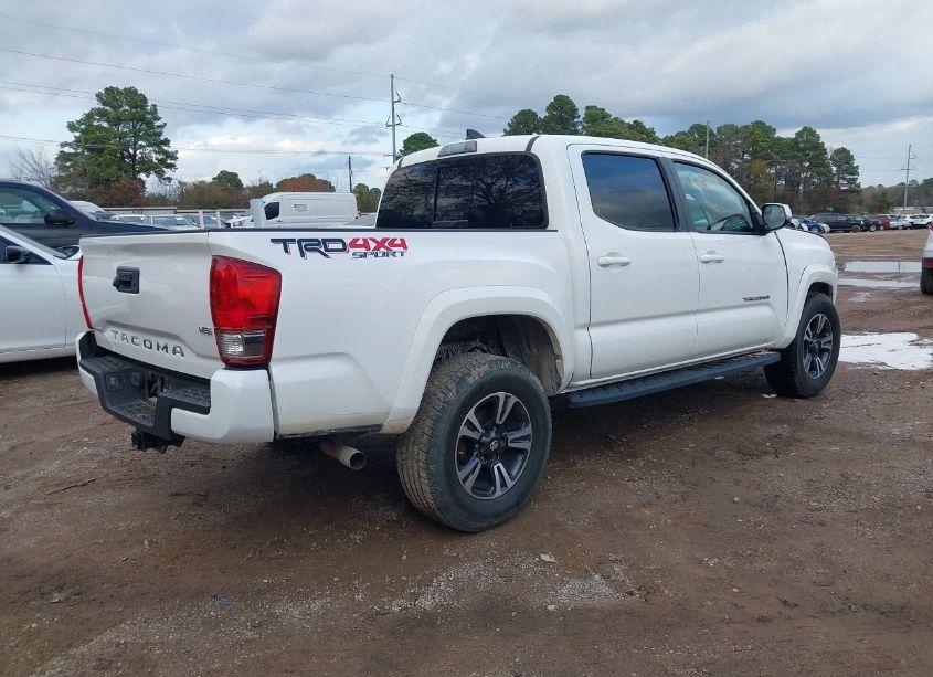 Photo 4 of 2017 Toyota Tacoma TRD SPORT (VIN 5TFCZ5AN1HX104414)