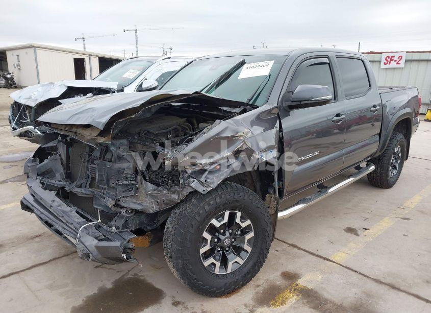 Photo 2 of 2019 Toyota Tacoma TRD OFF ROAD (VIN 5TFCZ5AN1KX166385)