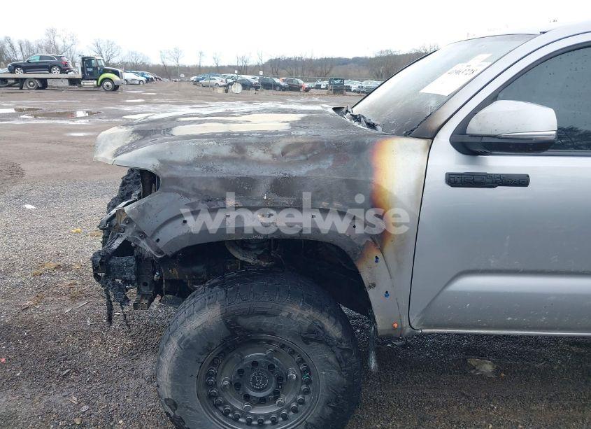 Photo 13 of 2016 Toyota Tacoma TRD OFF ROAD (VIN 5TFCZ5AN2GX012937)